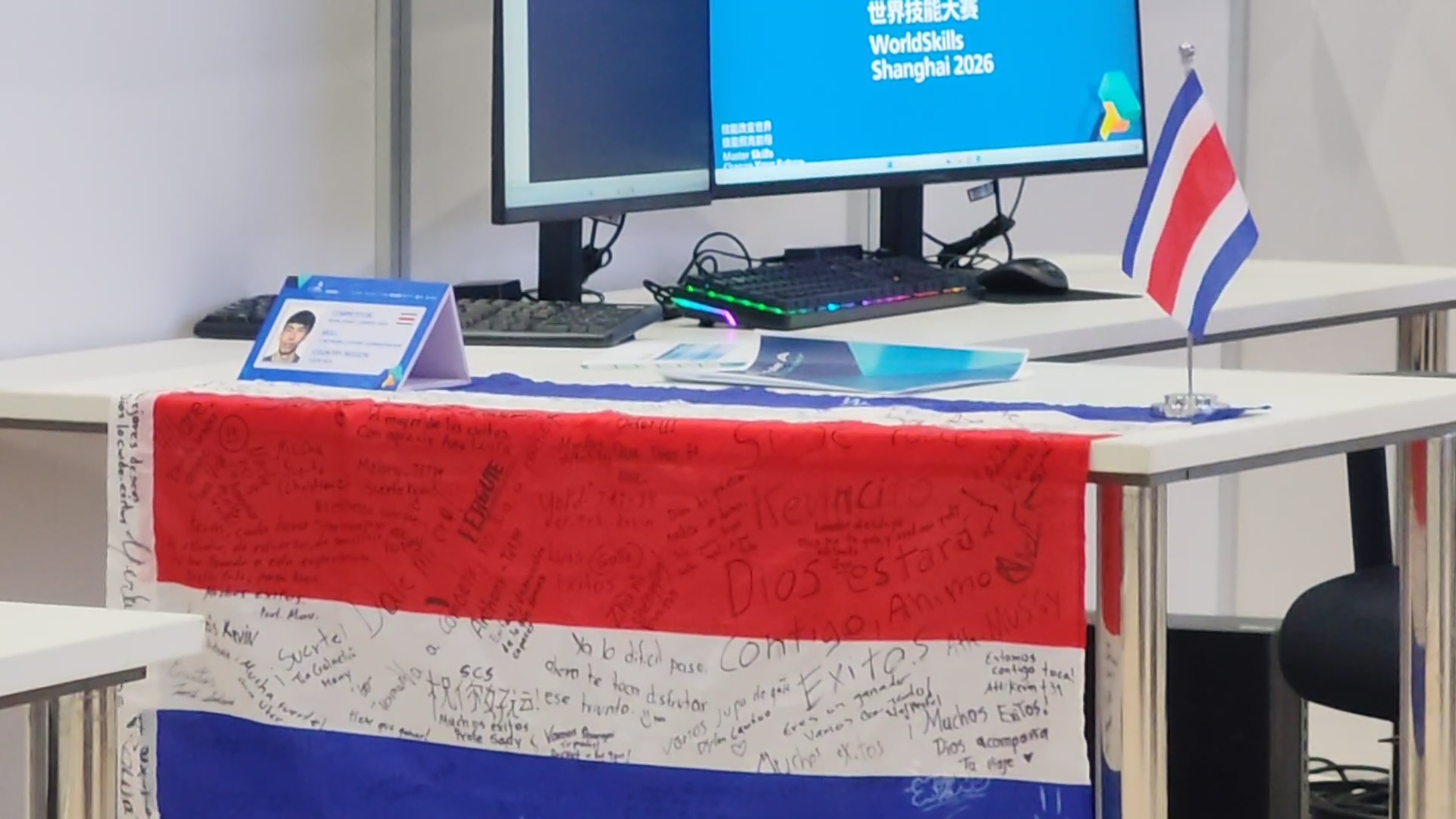 Una bandera de Costa Rica con mensajes de apoyo inspira a joven del INA en WorldSkills 2026