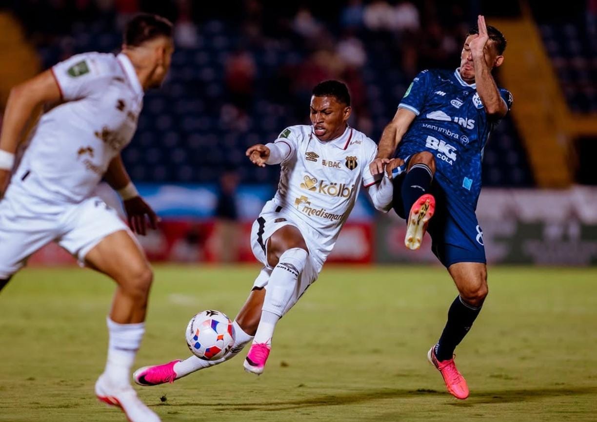 Cartaginés derrota a la Liga y se pone como líder del campeonato nacional