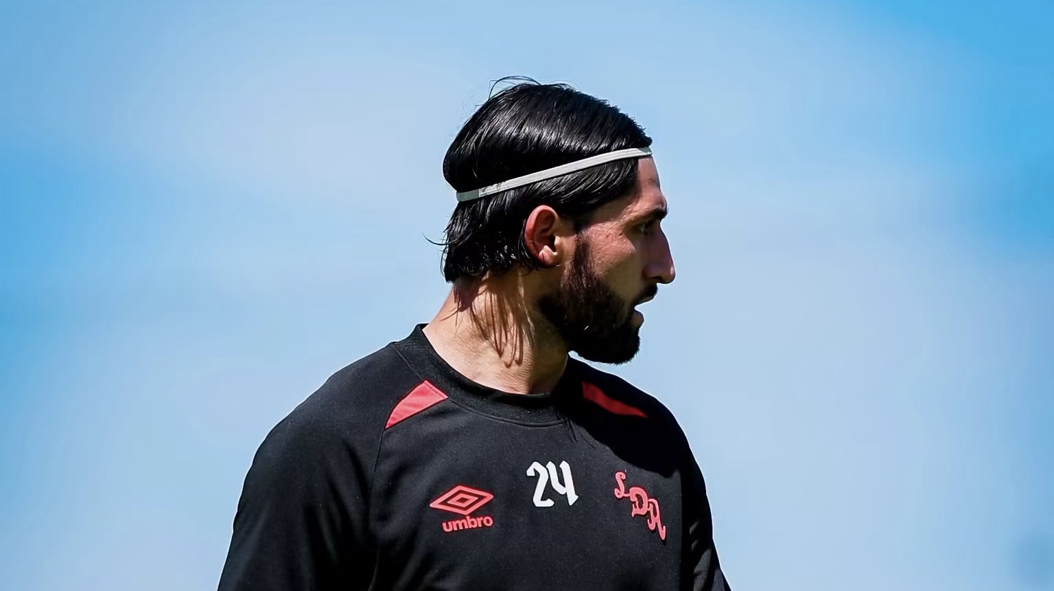 Aarón Salazar queda fuera de las canchas por lesión