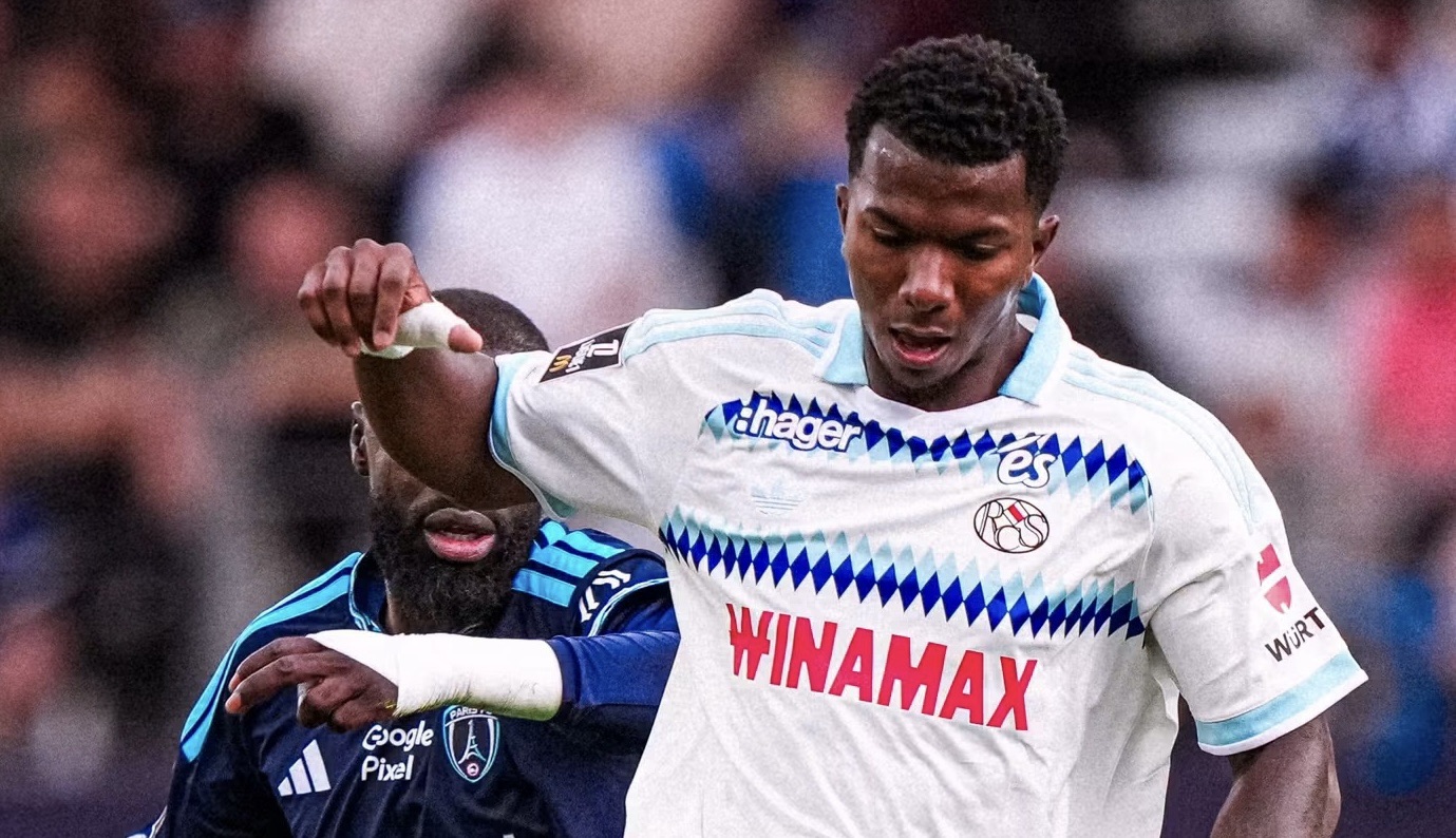Jeyland Mitchell perdió su invicto desde que es titular en Francia