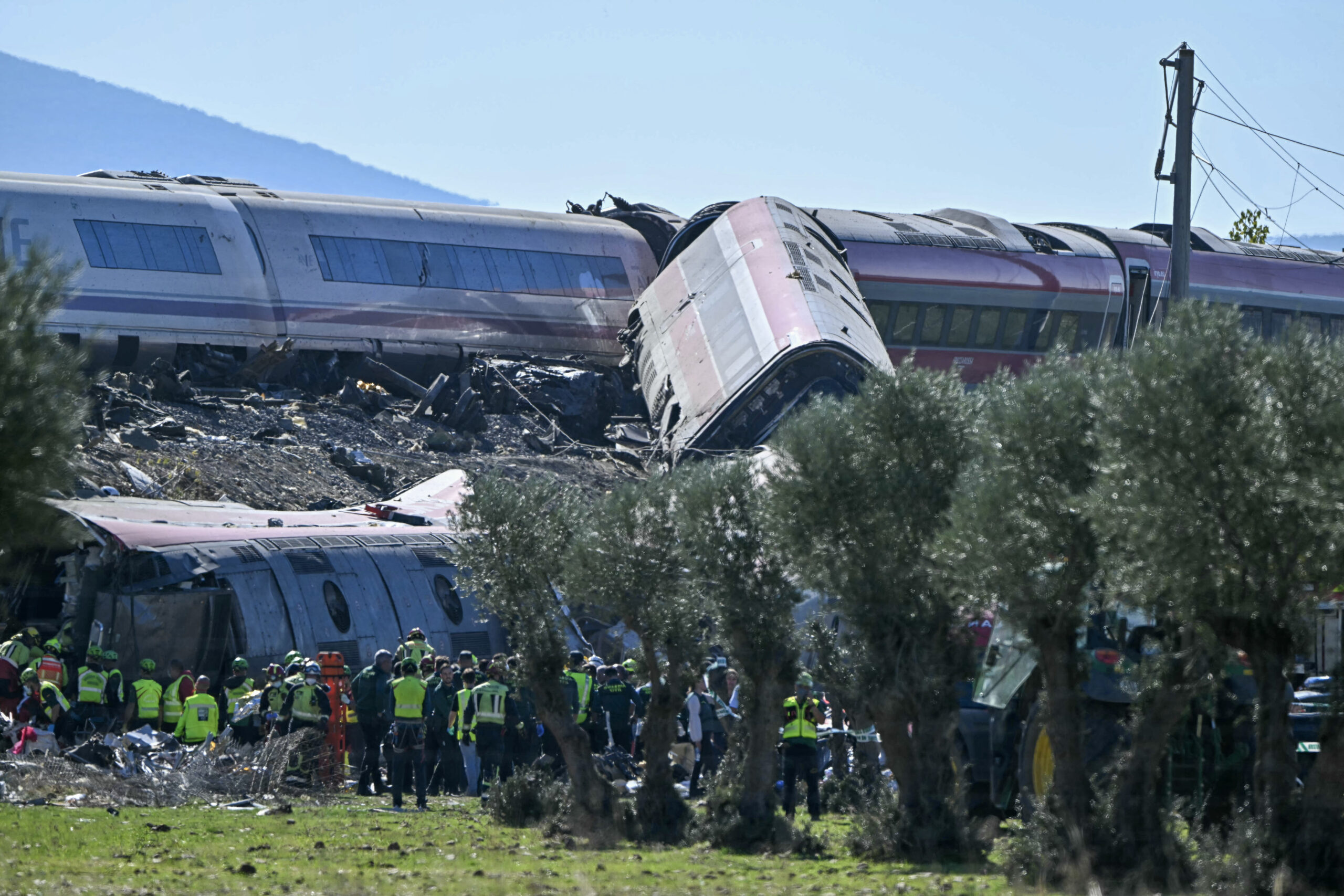 Al menos 30 muertos en un choque entre dos trenes en España