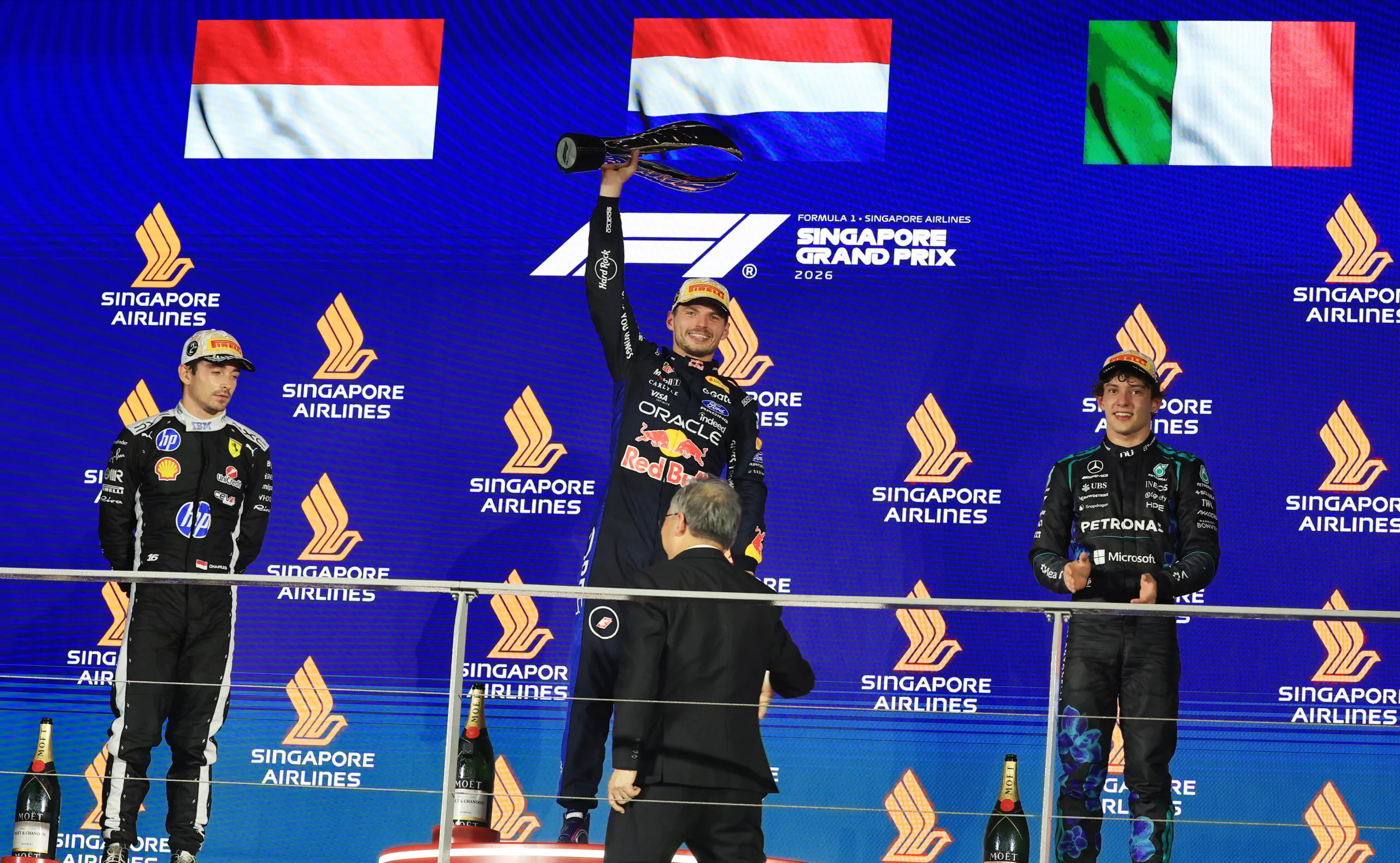 Verstappen conquista Singapur por primera vez y Antonelli se acerca al título