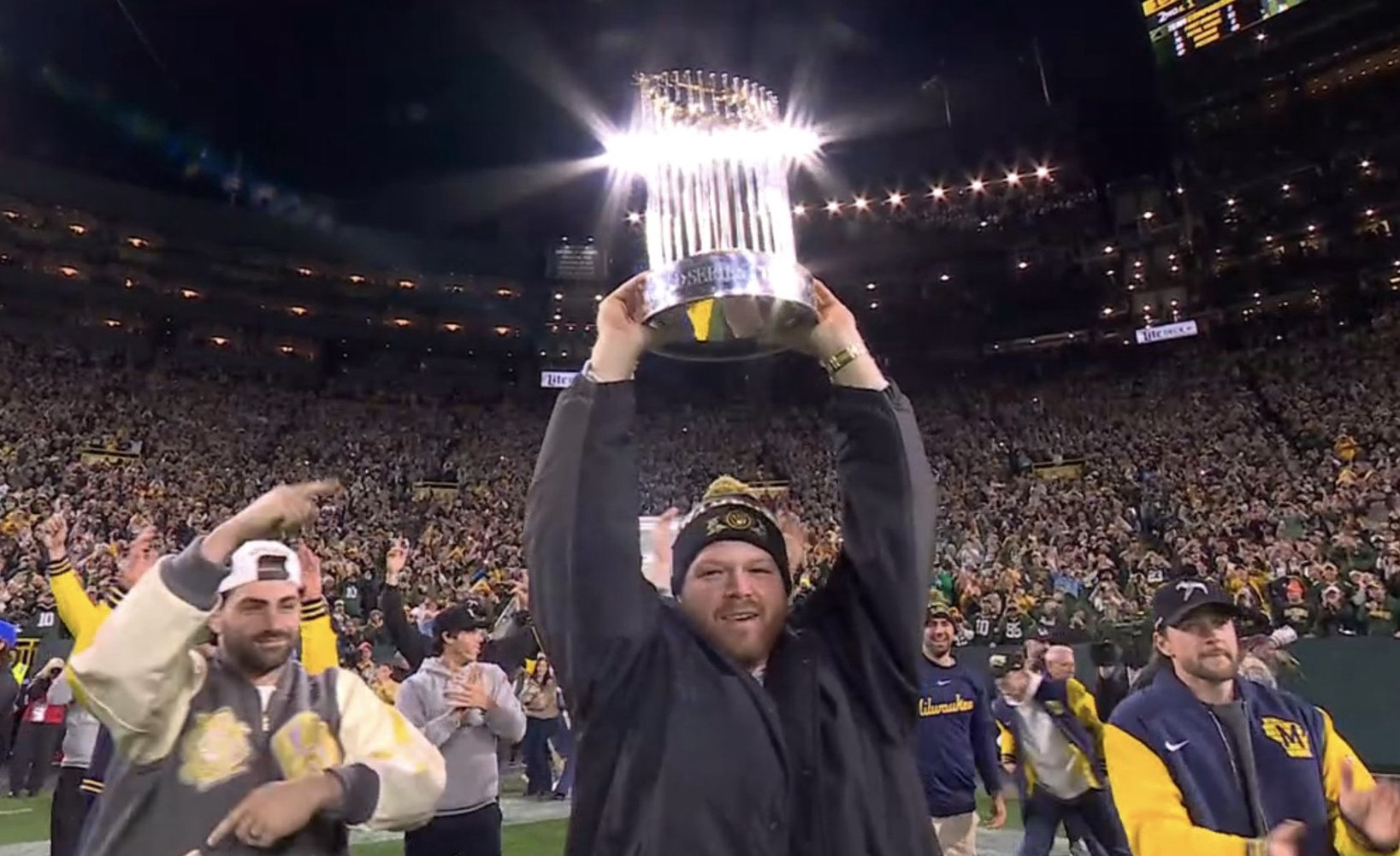 Brewers de fiesta en Wisconsin: Llegaron a Lambeau y clases suspendidas para el desfile