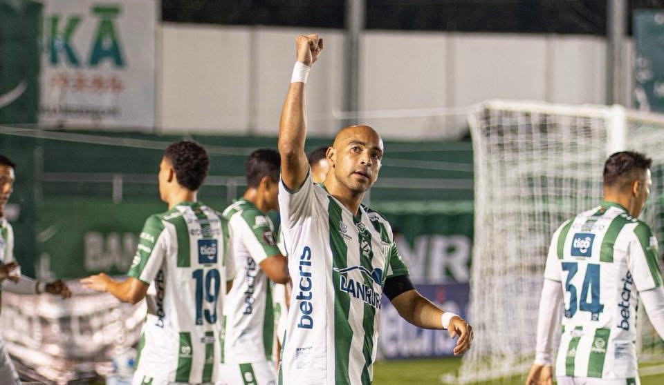 Alexander Robinson levanta su puño festejando liderato del Antigua GFC